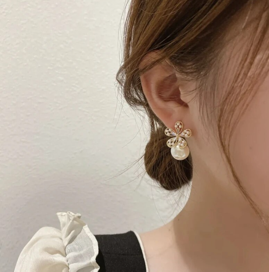 Retro Flower Pearl Stud Earring