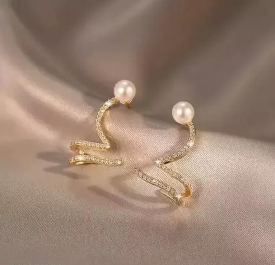 Twisted Geometrical Pearl Stud Earring