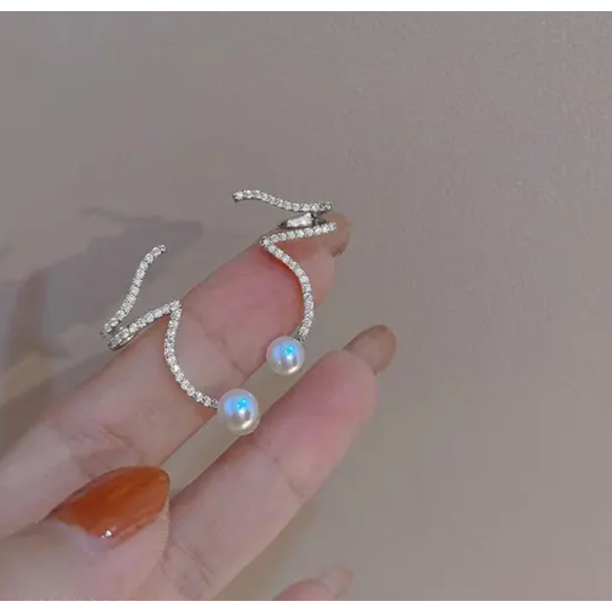 Twisted Geometrical Pearl Stud Earring