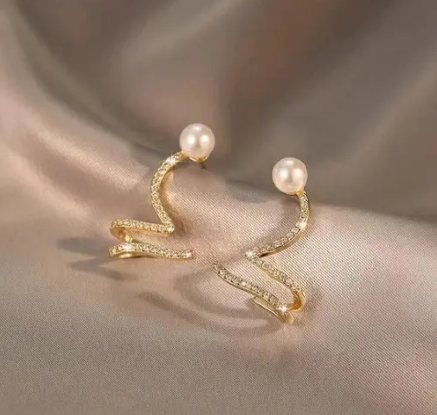 Twisted Geometrical Pearl Stud Earring