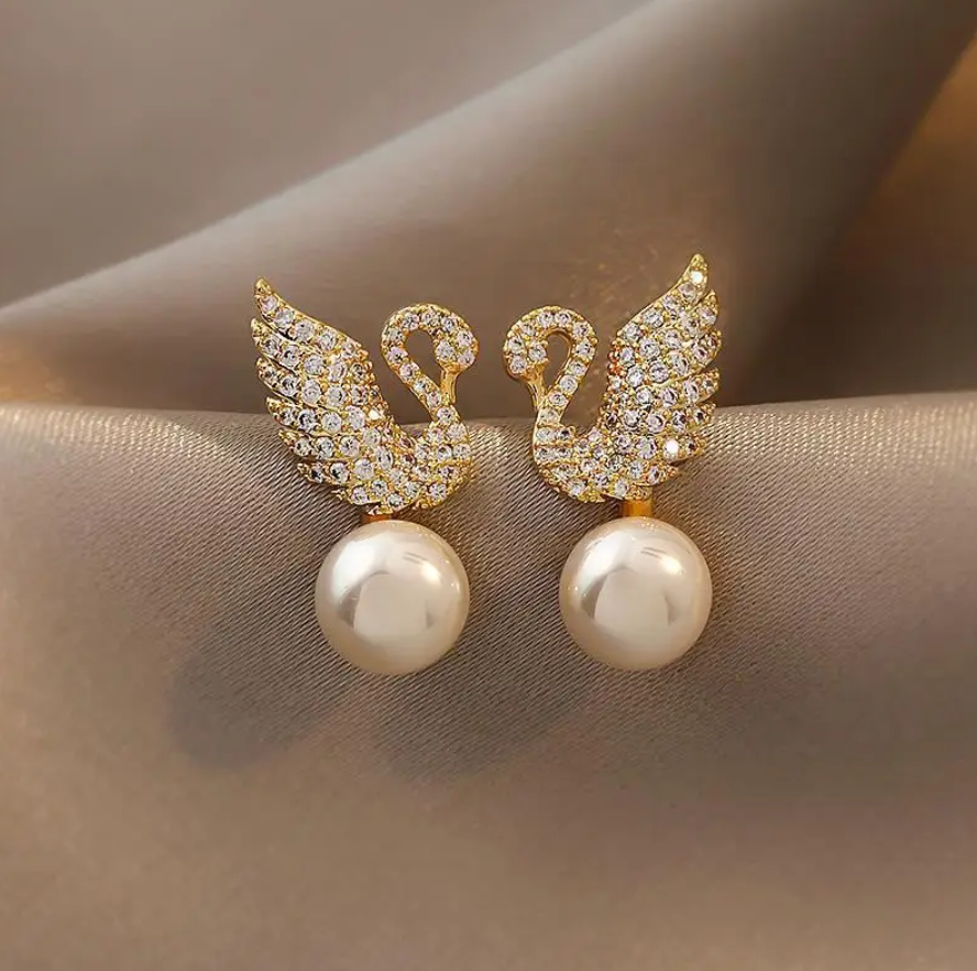 Stylish Swan Pearl Stud Earring