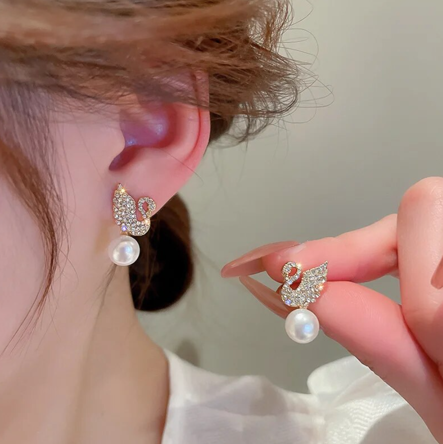 Stylish Swan Pearl Stud Earring