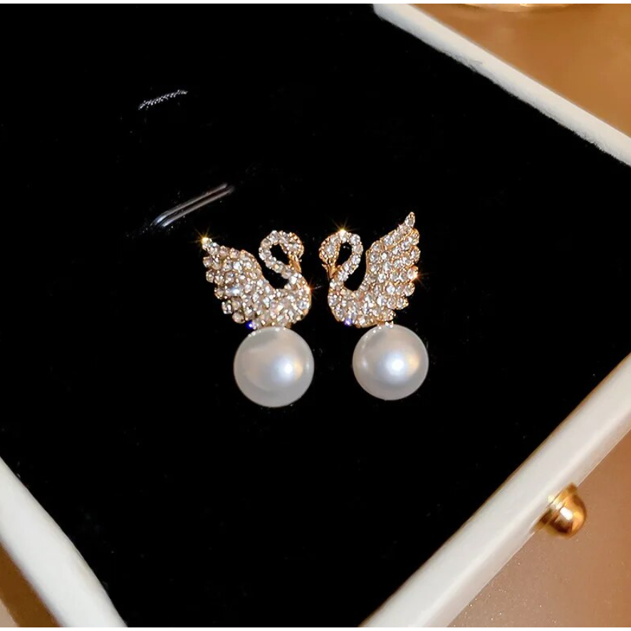 Stylish Swan Pearl Stud Earring