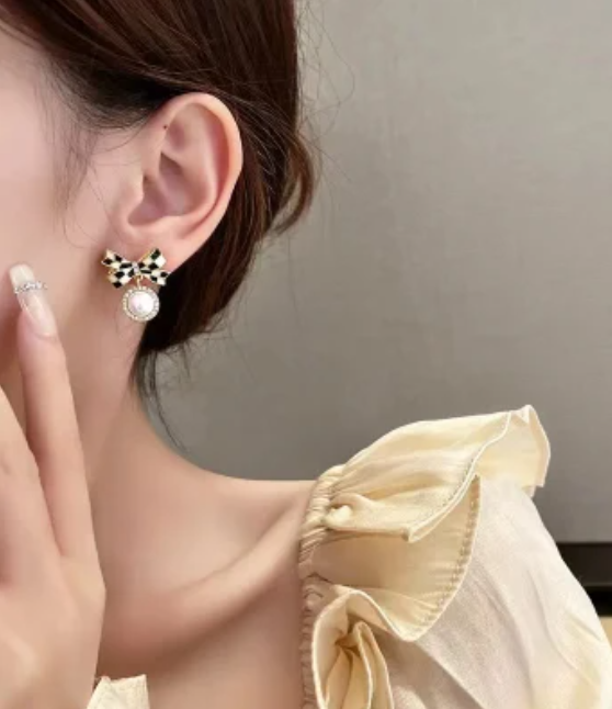 Black and White Bow Stud Earring